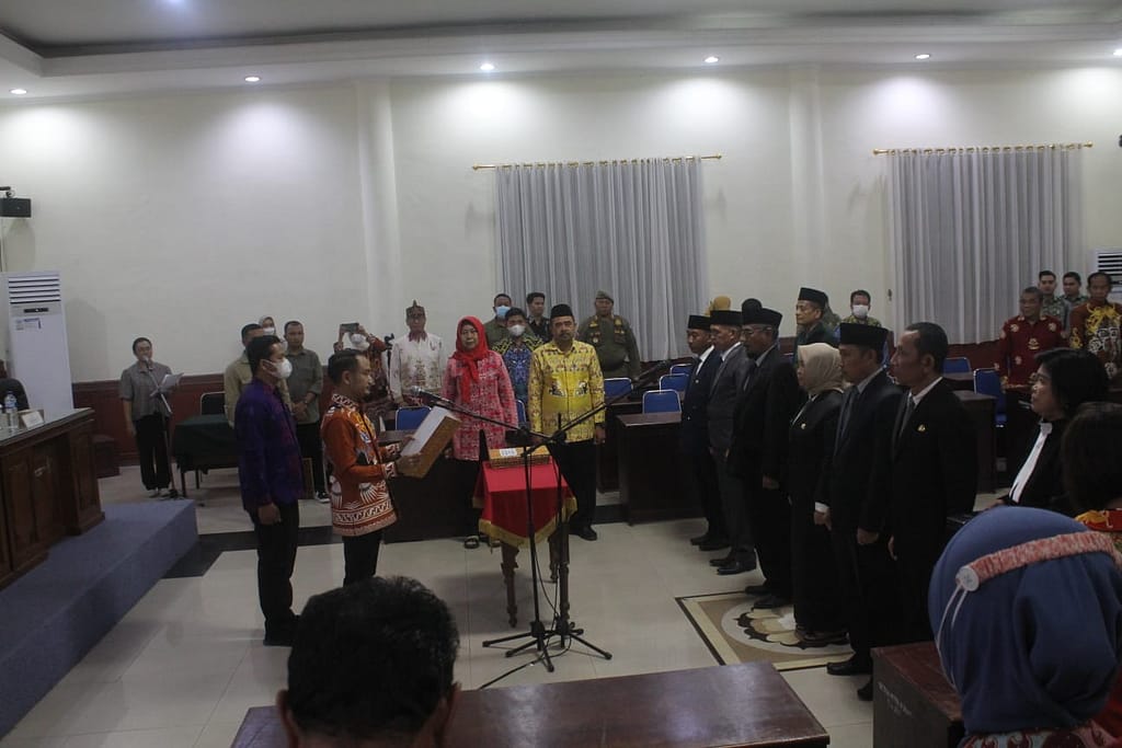 Wali Kota Palangka Raya, Fairid Naparin, melantik enam pejabat jabatan pimpinan tinggi pratama di lingkungan Pemerintah Kota (Pemko) Palangka Raya, di Aula Peteng Karuhei Kantor Wali Kota Palangka Raya. (Foto/ist)