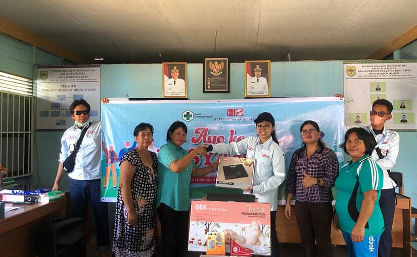 PT SLK serahkan bantuan untuk Posyandu di Desa Tumbang Kajuei