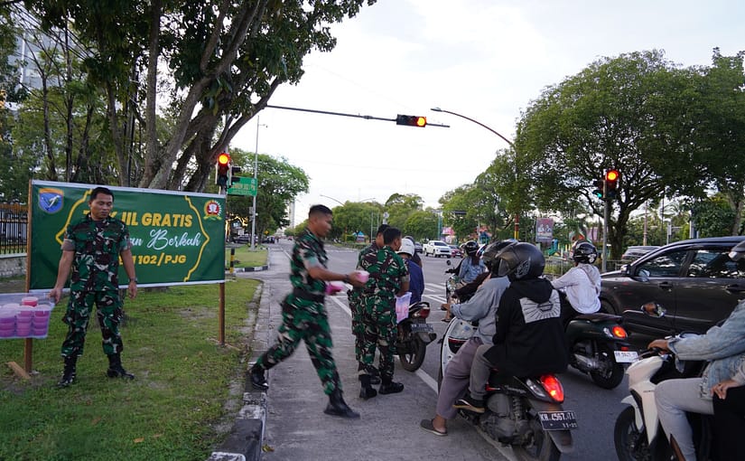 Korem 102/Pjg Bagikan Takjil Selama Bulan Ramadhan