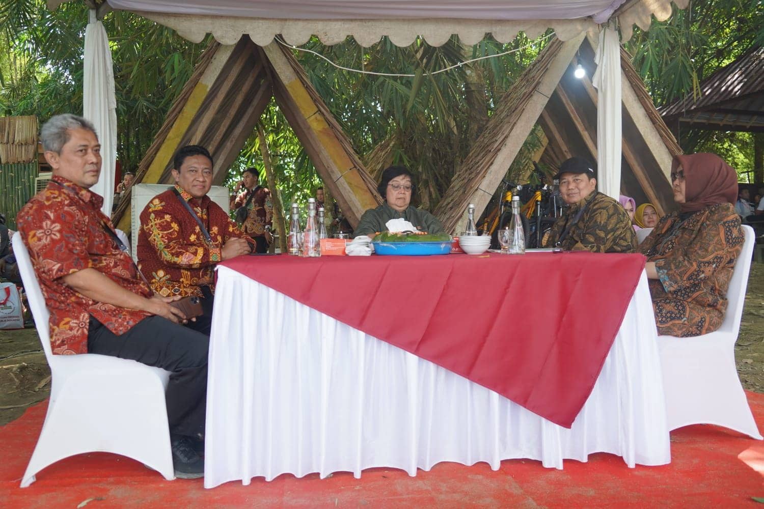 Wakil Gubernur Kalteng H. Edy Pratowo saat menghadiri Penyerahan SK Perhutanan Sosial dan TORA oleh Presiden RI. (foto/mmckalteng)